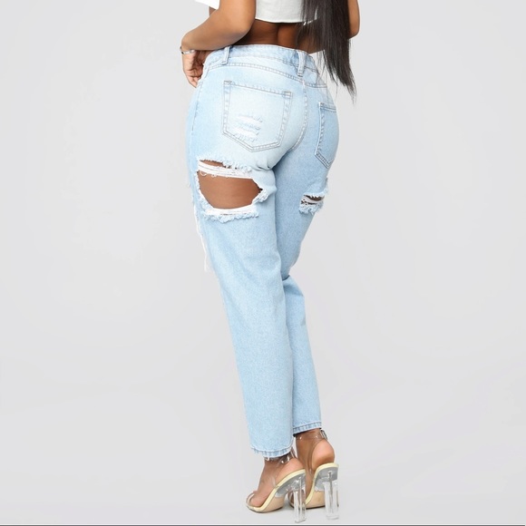 π¦ NWOT Fashion Nova Distressed Lightwash Jeans - Picture 4 of 6